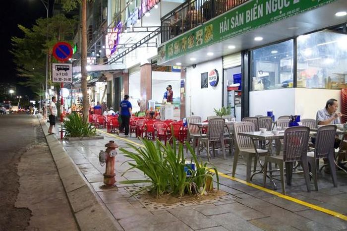 Vỉa hè trên đường Xuân Diệu đã được phân định rõ ràng với vạch sơn vàng. Ảnh: NT