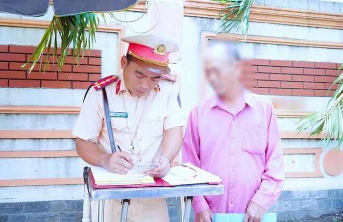 Lực lượng CSGT Công an Tp.Đồng Nai lập biên bản đối với tài xế chở hàng hóa trong khoang chở hành khách. 