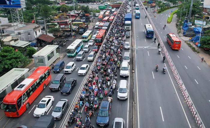 Dự án đi qua địa bàn các phường Tân Tạo, An Lạc, Bình Đông và các xã Tân Nhựt, Bình Chánh.