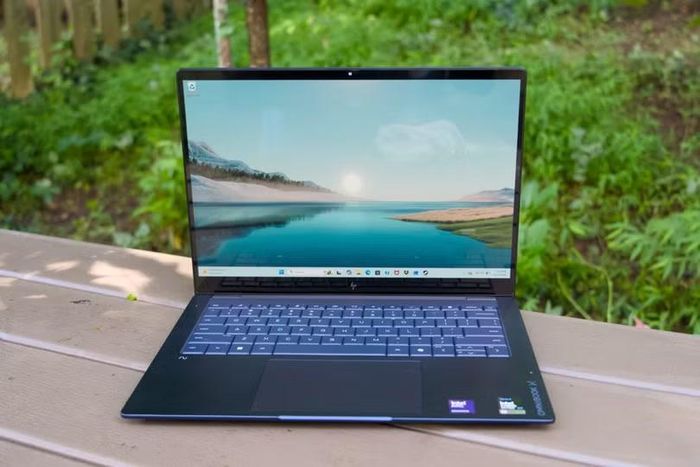 HP OmniBook X 2026 nặng khoảng 1,3 kg và đạt hơn 18 giờ trong bài kiểm tra pin. Ảnh: Engadget.