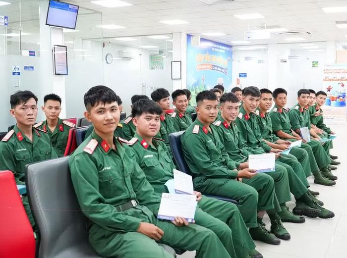 Các chiến sĩ trong lực lượng tìm kiếm hài cốt chuẩn bị tiêm vaccine não mô cầu.