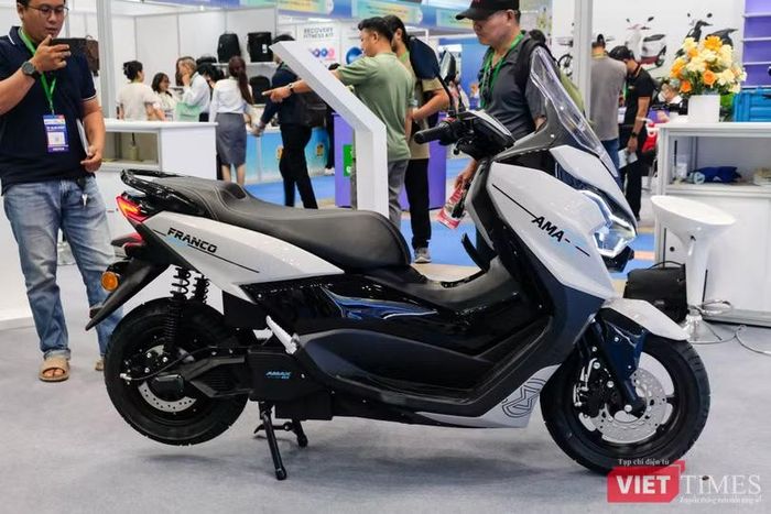 Franco Amax mang kiểu dáng maxi-scooter với các mảng thân xe to và bệ vệ. Ảnh: Thượng Tâm.