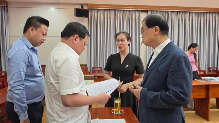 Giám đốc Nguyyễn Toàn Thắng trao đối với nhà đầu tư đến từ Hàn Quốc tại một buổi họp Tổ Công tác 1645