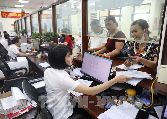 Người dân thực hiện các thủ tục hành chính ngày càng thuận lợi hơn tại xã Hiệp Hòa. Ảnh: Danh Lam - TTXVN
