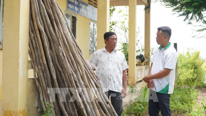 Tổ nuôi trữ cá mùa lũ ấp Giồng Bàng, xã Thường Phước, soạn lại dụng cụ, chuẩn bị cho vụ nuôi trữ cá mùa lũ sắp đến. Ảnh: Nhựt An - TTXVN