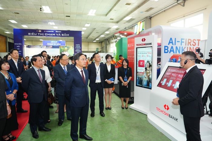 Đại diện Techcombank trình bày các giải pháp trước Thống đốc và các đại biểu. Ảnh: Bnews phát