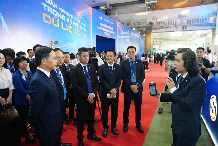 Đại diện Sacombank trình bày các giải pháp công nghệ tại sự kiện. Ảnh: Bnews phát