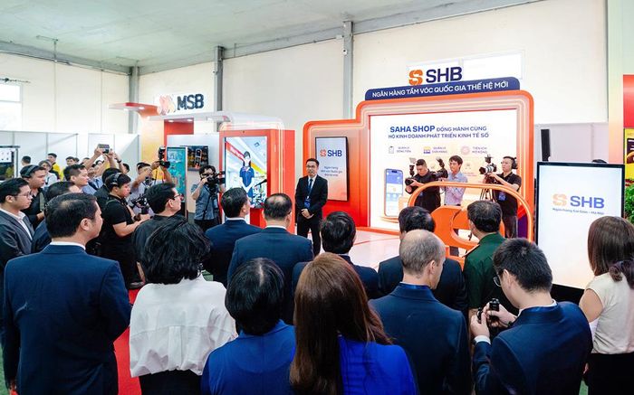 Đại diện SHB giới thiệu về gian hàng với Thống đốc và các đại biểu. Ảnh: Bnews phát