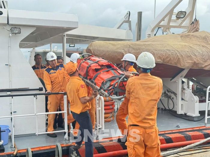 Lực lượng chuyên ngành tìm kiếm cứu nạn hàng hải bàn giao nạn nhân cho các lực lượng chức năng. Ảnh: Bnews/vnanet.vn