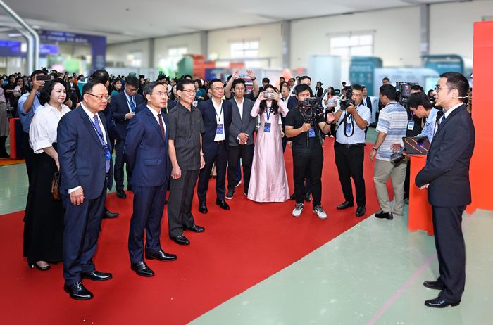 Thống đốc Phạm Đức Ấn và các đại biểu tham quan gian hàng của SHB tại sự kiện. Ảnh: Bnews phát