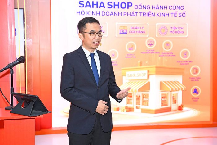Ông Trương Quốc Anh, Giám đốc Khối Ngân hàng số SHB giới thiệu giải pháp tài chính số dành cho hộ kinh doanh trước Thống đốc và các đại biểu. Ảnh: Bnews phát