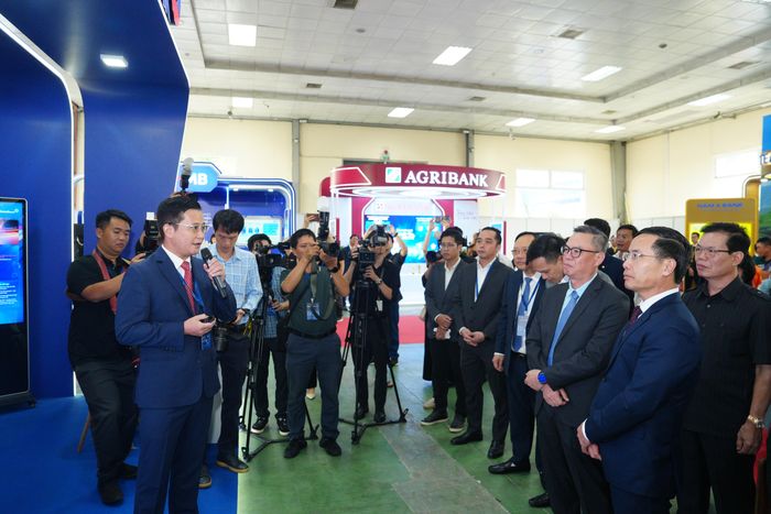 Lãnh đạo VietinBank trình bày các giải pháp công nghệ tại khu vực triển lãm gian hàng