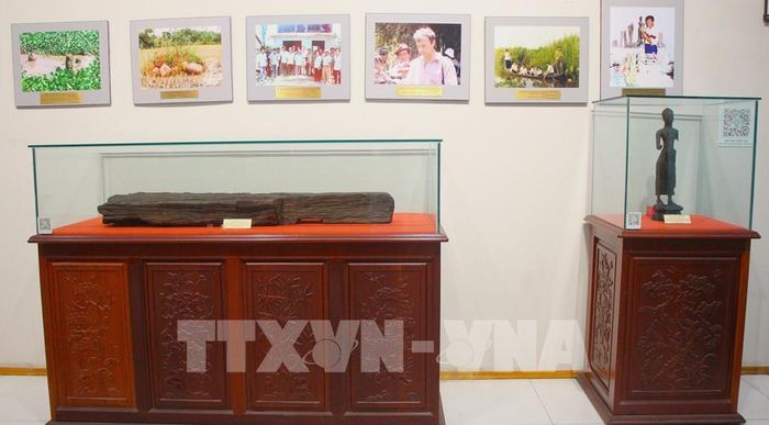 Các bảo vật quốc gia trưng bày tại Bảo tàng thành phố có mã QR Code để khách tham quan tìm hiểu thông tin. Ảnh: Nguyễn Hằng - TTXVN
