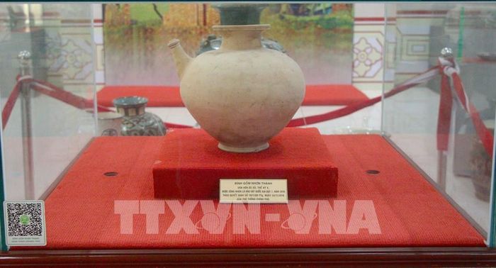Bình gốm Nhơn Thành, một trong các bảo vật quốc gia trưng bày tại Bảo tàng thành phố. Ảnh: Nguyễn Hằng - TTXVN