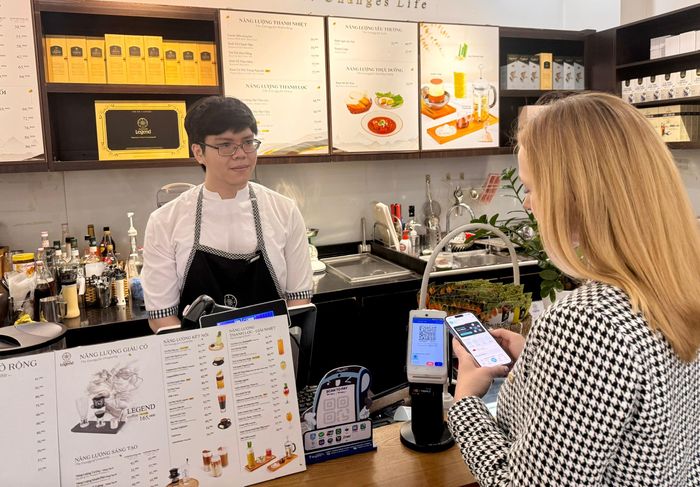 Du khách Singapore thanh toán qua mã QR tại Việt Nam. Ảnh: Bnews phát