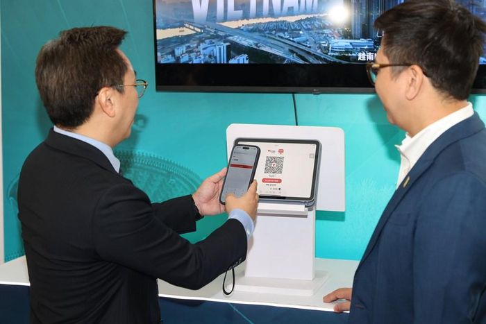 Du khách Trung Quốc có thể quét mã QR thanh toán tại Việt Nam. Ảnh: Bnews phát