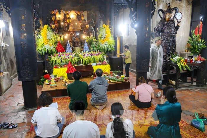 Người dân thành tâm cầu khấn tại chùa Phúc Khánh (Hà Nội). Ảnh tư liệu: Tuấn Đức - TTXVN