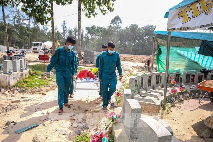 Hài cốt sau khi được lấy mẫu được cán bộ, chiến sĩ trang trọng đưa trở lại phần mộ, bảo đảm sự tôn kính đối với các Anh hùng liệt sĩ. Ảnh: Giang Phương - TTXVN