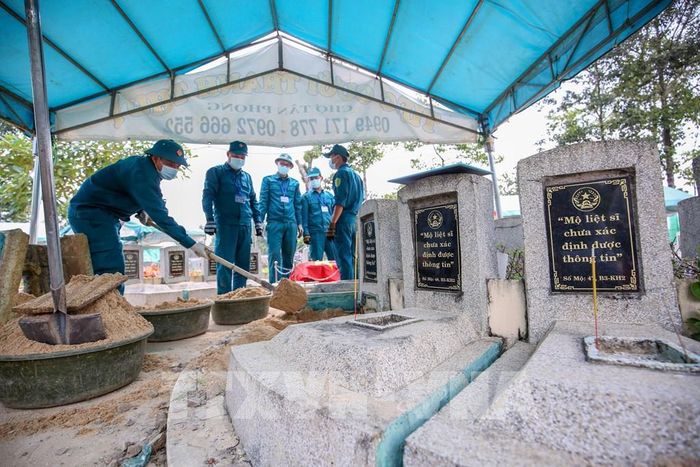 Công tác lấy mẫu ADN được bảo đảm thực hiện chặt chẽ, đúng quy trình kỹ thuật, thận trọng trong từng công đoạn, phục vụ hiệu quả việc giám định và xác định danh tính hài cốt liệt sĩ. Ảnh: Giang Phương - TTXVN