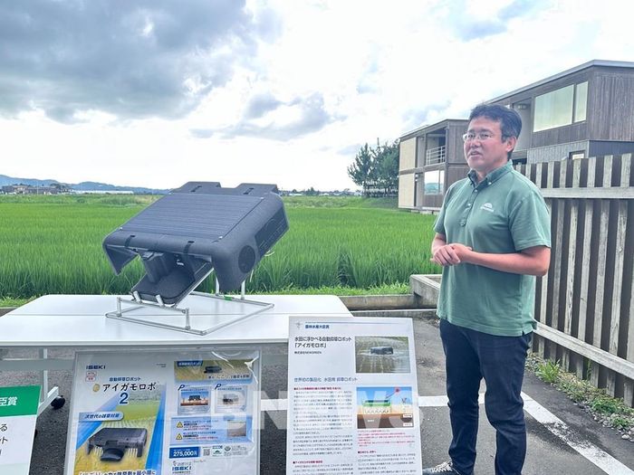 Nhà phát triển robot Aigamo, Phó Chủ tịch Công ty NEWGREEN Inc, ông Tetsuya Nakamura, giới thiệu Aigamo Robo. Ảnh: Nguyễn Tuyến - Pv TTXVN tại Nhật Bản