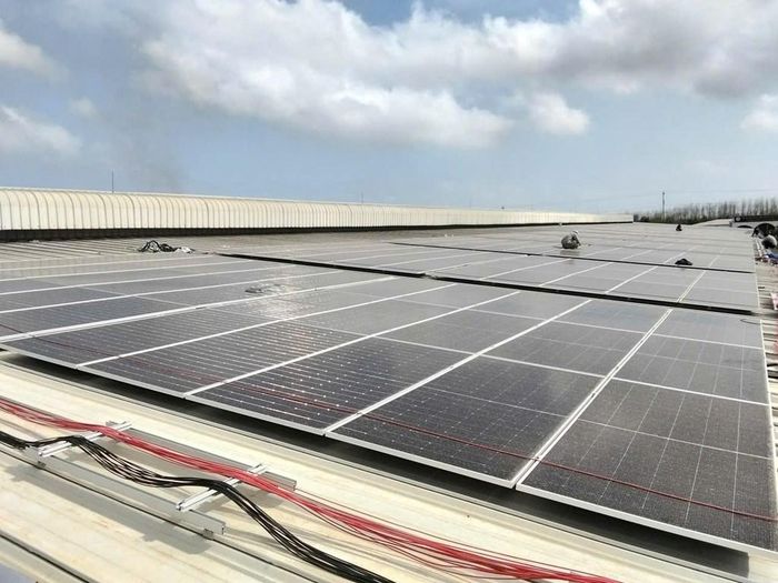 Hệ thống điện mặt trời mái nhà 500kWP của Công ty cổ phần Đầu tư xây dựng và phát triển Đô thị Thăng Long - Chi nhánh miền Trung. Ảnh: Văn Giáp/Bnews/TTXVN