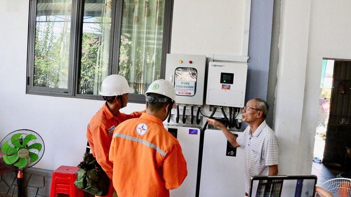 Ông Lương Hùng Cường chia sẻ về hệ thống pin lưu trữ (BESS) của gia đình. Ảnh: Văn Giáp/Bnews/TTXVN