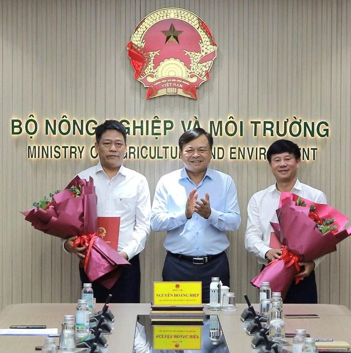 Thứ trưởng Bộ Nông nghiệp và Môi trường Nguyễn Hoàng Hiệp tặng hoa cho 2 cán bộ lãnh đạo, quản lý được điều động, bổ nhiệm. Ảnh: Cục Khí tượng Thủy văn cung cấp