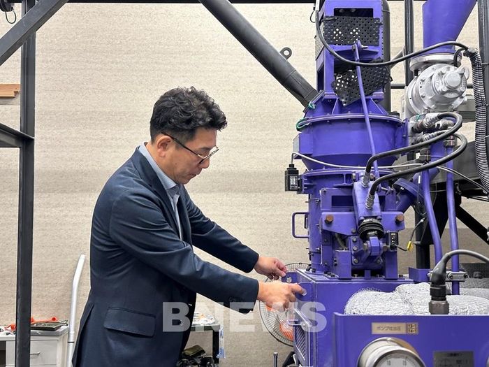 Ông Yuichi Komai, Giám đốc đại diện Công ty Alphatech, giới thiệu máy nghiền Amorfast cỡ lớn đang được chạy thử nghiệm. Ảnh: Nguyễn Tuyến - Pv TTXVN tại Nhật Bản