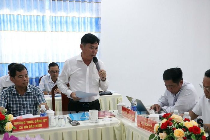 Ông Nguyễn Văn Mỹ, Phó Bí thư Đảng ủy, Chủ tịch Ủy ban nhân dân xã Hồ Đắc Kiện phát biểu tại buổi làm việc. Ảnh: Trung Kiên - TTXVN