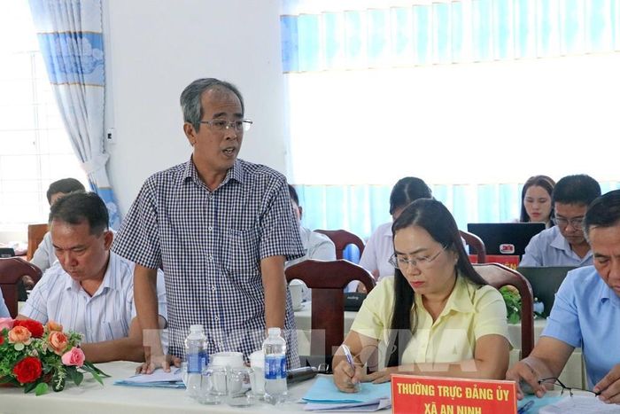 Ông Trần Văn Hào, Phó Bí thư Đảng ủy, Chủ tịch UBND xã An Ninh phát biểu tại buổi làm việc. Ảnh: Trung Kiên - TTXVN