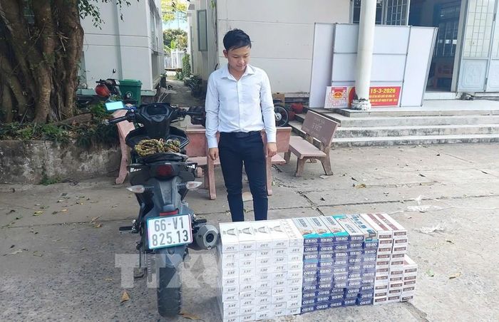 Công an Đồng Tháp bắt giữ đối tượng điều khiển xe mô tô với tốc độ cao để vận chuyển thuốc lá lậu. Ảnh: TTXVN phát