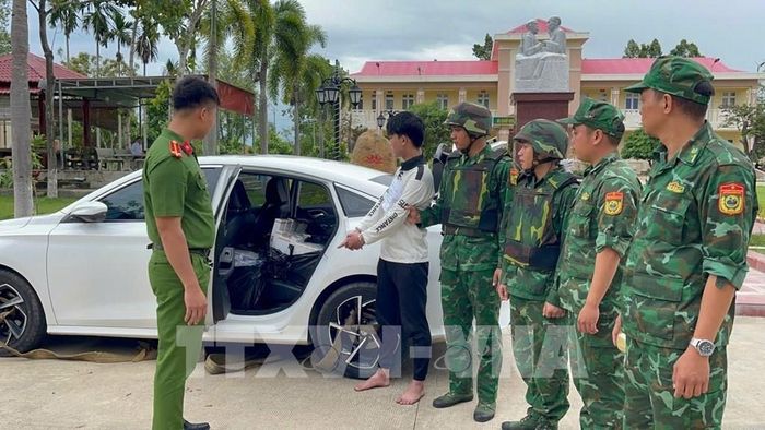 Lực lượng Đồn Biên phòng Mỹ Thạnh Tây (Tây Ninh) phối hợp các đơn vị liên quan bắt giữ đối tượng Nguyễn Trung Hậu để điều tra vụ vận chuyển thuốc lá nhập lậu. Ảnh: TTXVN phát