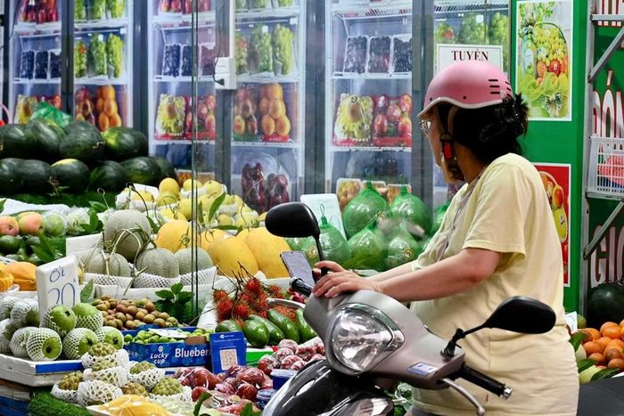Hình thức chuyển khoản được người tiêu dùng sử dụng thường xuyên, kể cả với các giao dịch nhỏ trong chợ dân sinh. Ảnh: Tú Trinh/BNEWS/TTXVN