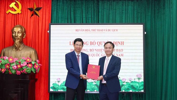 Thứ trưởng Bộ VHTTDL Hồ An Phong trao Quyết định điều động, bổ nhiệm cho Phó Cục trưởng Cục Du lịch Quốc gia Việt Nam Vũ Quang Dũng. Ản: TITC