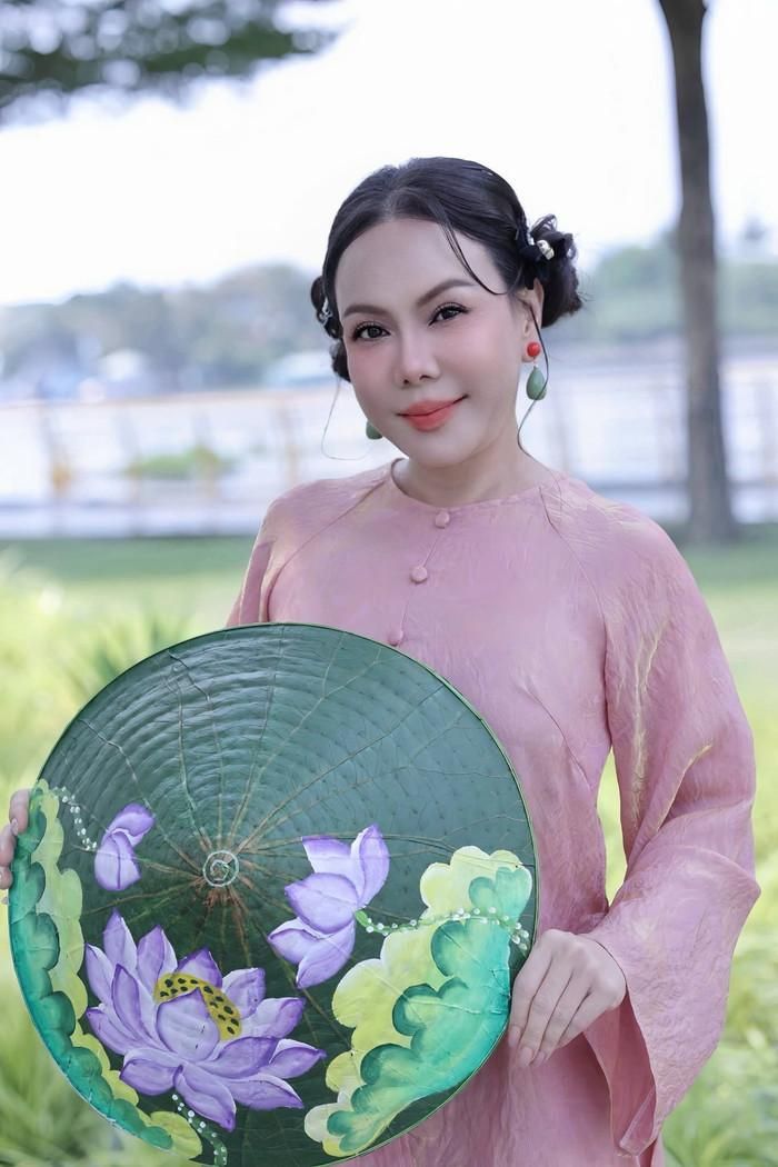 Với Việt Hương hạnh phúc có lẽ không chỉ nằm ở tiền bạc mà còn đến từ việc được làm nghề. Ảnh: FBNV