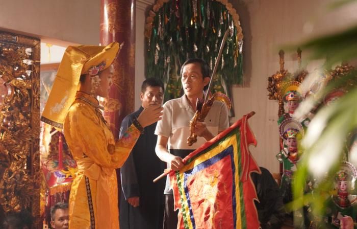 Hoài Linh vào vai hầu đồng trong phim mới. Ảnh: ĐPCC