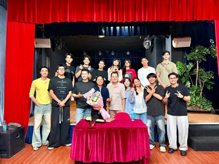 NSƯT Hữu Châu dành nhiều tâm huyết cho công việc giảng dạy.