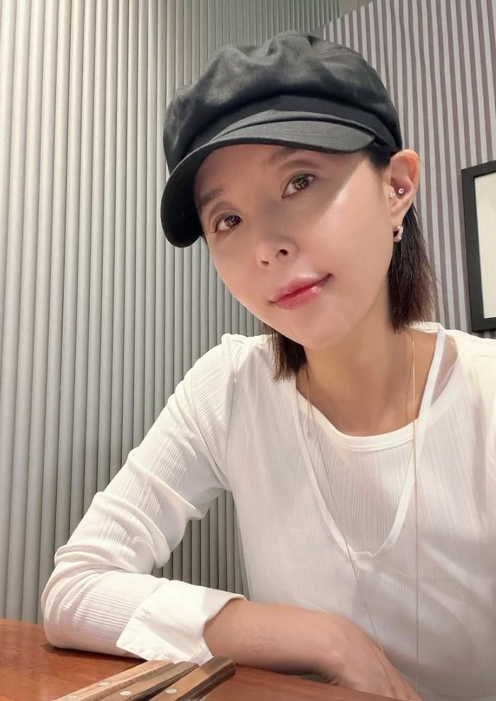 Shinji lựa chọn áo trắng kết hợp mũ đen, tạo vẻ ngoài đơn giản, thoải mái nhưng vẫn trẻ trung.