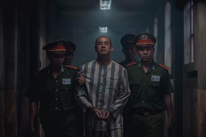 Trong Trại Giam Hạnh Phúc, Lương Thế Thành đảm nhận vai Long Đầu Bò, một phạm nhân được xếp vào nhóm nguy hiểm nhất trong trại. (Ảnh: FBNV)