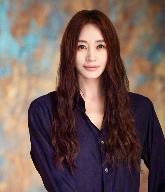 Không cần tạo dáng quá cầu kỳ, nữ diễn viên vẫn thể hiện thần thái tự tin trước ống kính. 