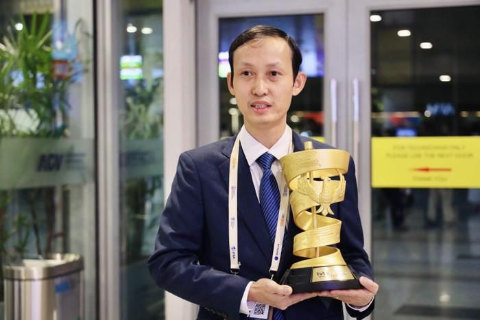 PGS.TS Đỗ Phan Thuận với chiếc cúp được IOI 2026 truy tặng cho cố PGS.TS Nguyễn Đức Nghĩa. Ảnh: Bộ GD&ĐT
