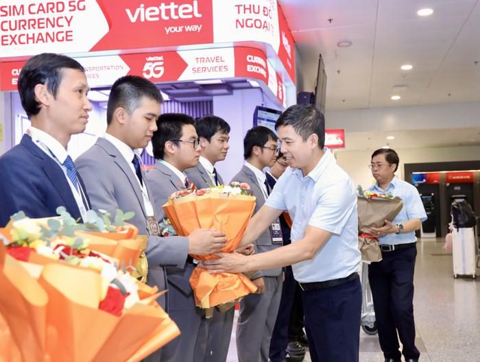 Đại diện Cục Quản lý chất lượng, Bộ GDĐT tặng hoa chúc mừng đội tuyển. Ảnh: Bộ GD&ĐT
