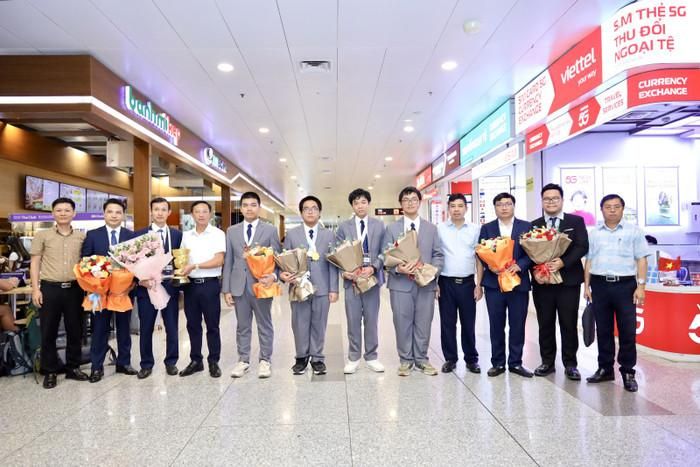 Bộ GDĐT, Sở GDĐT Ninh Bình chúc mừng đội tuyển . Ảnh: Bộ GD&ĐT