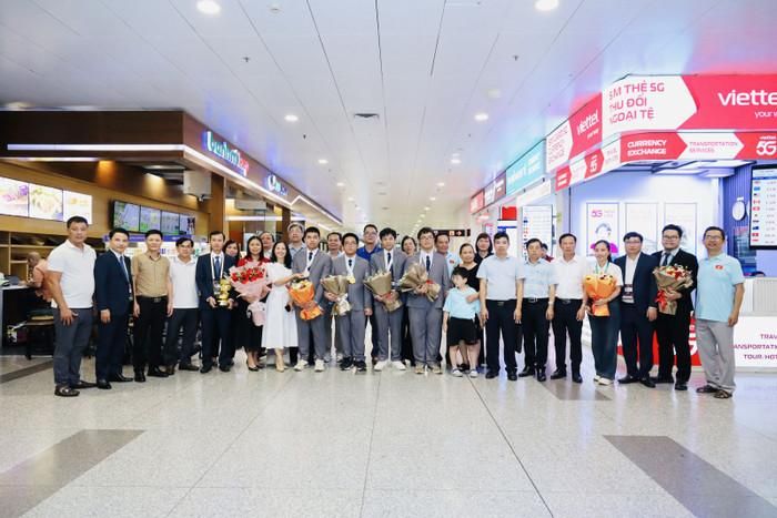 Chiếc cúp danh giá ghi nhận những đóng góp thầm lặng của những người thầy phía sau thành công của các thế hệ học trò. Ảnh: Bộ GD&ĐT