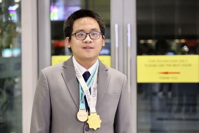 Nguyễn Hữu Tuấn với 2 Huy chương vàng Olimpic Quốc tế chỉ trong một tuần. Ảnh: Bộ GD&ĐT