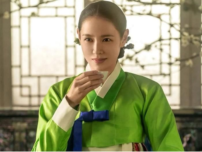 Sau khi giành được nhiều giải thưởng danh giá, Son Ye Jin trở lại màn ảnh nhỏ với một vai diễn được xem là bước chuyển lớn trong sự nghiệp. Nhân vật phu nhân họ Triệu không còn là hình mẫu nữ chính dịu dàng, giàu tình cảm quen thuộc của Son Ye Jin, mà là một người phụ nữ thâm sâu, đầy mưu kế, ẩn mình phía sau chế độ phong kiến. Không thể tự quyết định số phận trong một thời đại mà phụ nữ bị giới hạn bởi thân phận, cô biến nhan sắc và trí tuệ thành vũ khí, khiến những người đàn ông quyền quý xung quanh phải nằm trong sự tính toán của mình. Son Ye Jin được kỳ vọng thể hiện một nhân vật vừa lạnh lùng, sắc sảo vừa cô độc, tạo nên màn lột xác đáng chú ý trên màn ảnh.