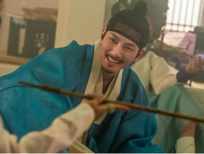 Vốn nổi tiếng với những vai diễn hành động và hình tượng nam chính tình cảm, Ji Chang Wook lần này khoác lên mình trang phục cổ trang để hóa thân thành Triệu Nguyên, một tay phong lưu khét tiếng. Triệu Nguyên không màng công danh, sự nghiệp và coi chuyện tình cảm nam nữ như những trò chơi chinh phục để tìm kiếm cảm giác kích thích. Thế nhưng khi gặp phu nhân họ Triệu - người phụ nữ có trí tuệ sắc bén và không dễ bị kiểm soát - cuộc chơi vốn tưởng đơn giản dần vượt khỏi dự tính của anh. Ji Chang Wook sẽ có nhiều màn đối đầu cả về trí tuệ lẫn cảm xúc với Son Ye Jin, tạo nên một mối quan hệ vừa hấp dẫn vừa nguy hiểm.