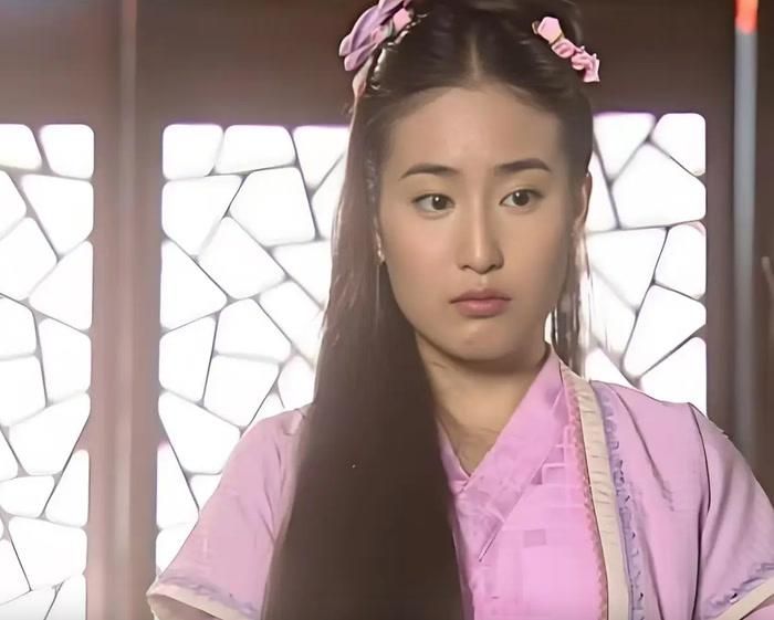 Dương Bất Hối, người đẹp duy nhất không hề xao xuyến trước Trương Vô Kỵ dù được hết lòng cưu mang. Ảnh: Sohu