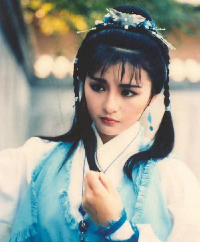 So với nhiều nhân vật nổi tiếng khác, A Thanh xuất hiện trong một tác phẩm ngắn và có câu chuyện tương đối độc lập. Tuy nhiên, chiến tích của nữ nhân vật trong Việt nữ kiếm lại khiến cô thường được nhắc đến khi bàn về những cao thủ mạnh nhất Kim Dung. A Thanh vốn chỉ là một cô gái chăn dê nhưng sở hữu kiếm thuật phi thường. Điểm gây ấn tượng nhất nằm ở khả năng dùng một cành trúc để đối đầu với lực lượng đông đảo. Chi tiết này khiến A Thanh trở thành trường hợp đặc biệt: không cần hệ thống tuyệt kỹ đồ sộ, nhân vật vẫn thể hiện năng lực chiến đấu vượt xa người thường.