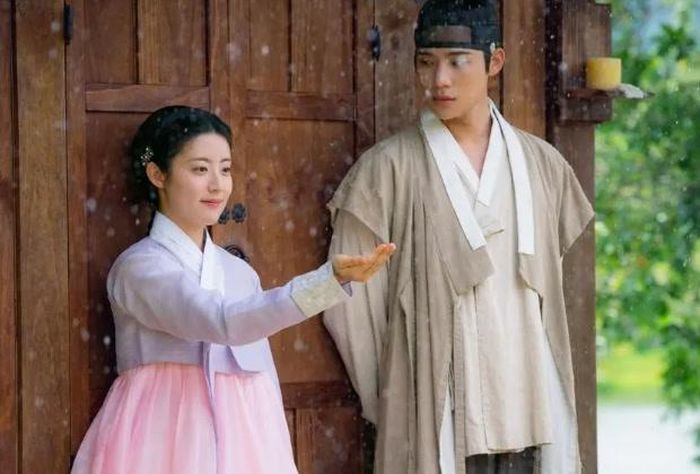 Nếu yêu thích cổ trang pha hài lãng mạn, To My Beloved Thief là lựa chọn đáng chú ý. Nam Ji Hyun vào vai Hong Eun-jo, một nữ y quan xuất thân quý tộc nhưng bí mật trở thành “Robin Hood” chuyên giúp đỡ người nghèo. Moon Sang Min đảm nhận Hoàng tử Yi Yeol, người vô tình bị cuốn vào cuộc đời của cô. Phim mở màn với 4,3% rating toàn quốc, sau đó tăng đều và đạt 7,7% ở tập 15. Tập cuối ghi nhận 7,6%, trong khi mức trung bình cả phim đạt khoảng 6,5%.